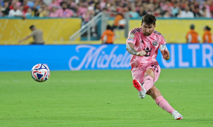 Messi suýt tạo siêu phẩm.