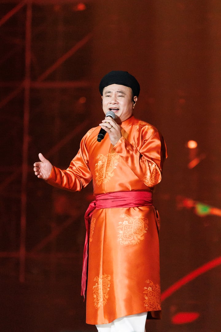 NSND Tự Long tri ân khán giả.