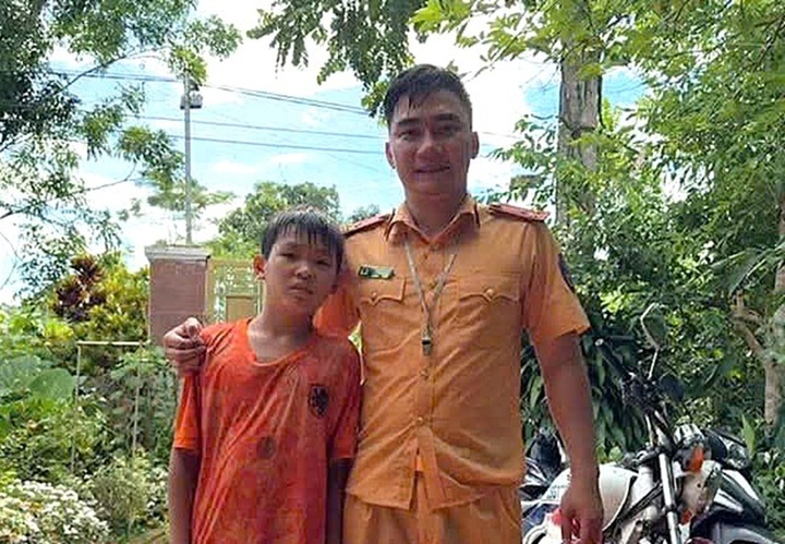 Thượng úy Tạ Quang Quyết và bé trai được cứu sống