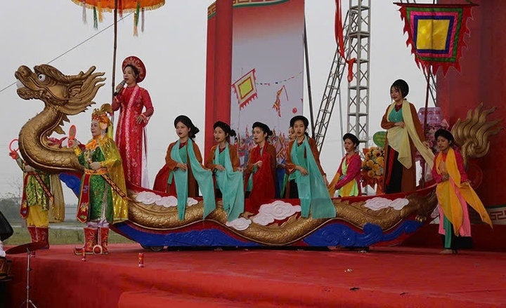 Hội hát chèo tàu Tổng Gối được tổ chức 5 năm một lần để tưởng nhớ vị tướng tài Văn Dĩ Thành (Ảnh: Sưu tầm)