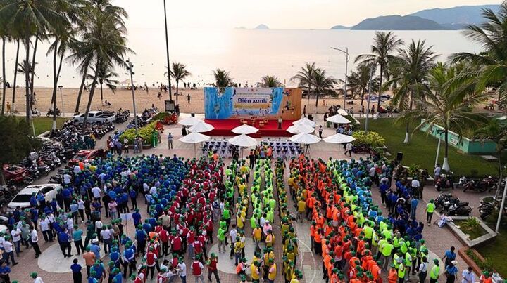 Hơn 1.000 cán bộ nhân viên Vingroup và các tình nguyện viên đã có mặt từ rất sớm tại công viên Tuệ Tĩnh, Nha Trang, khoác trên mình đồng phục xanh, tay đeo găng thể hiện tinh thần trách nhiệm và cam kết hành động vì môi trường.