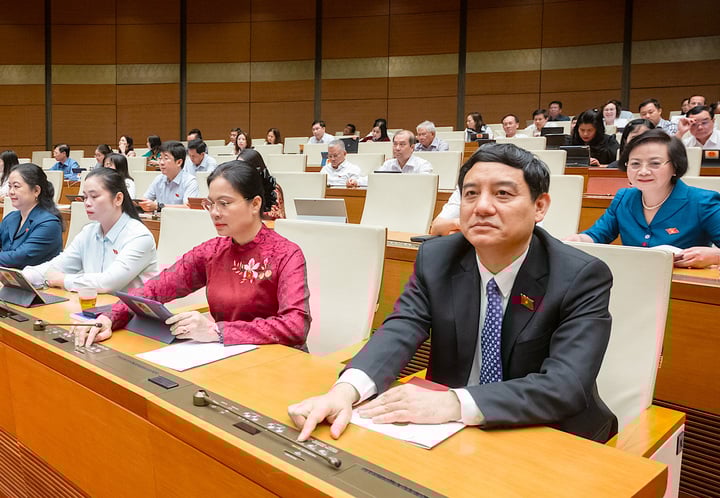 Các đại biểu bấm nút thông qua Luật Nhà giáo sáng nay.