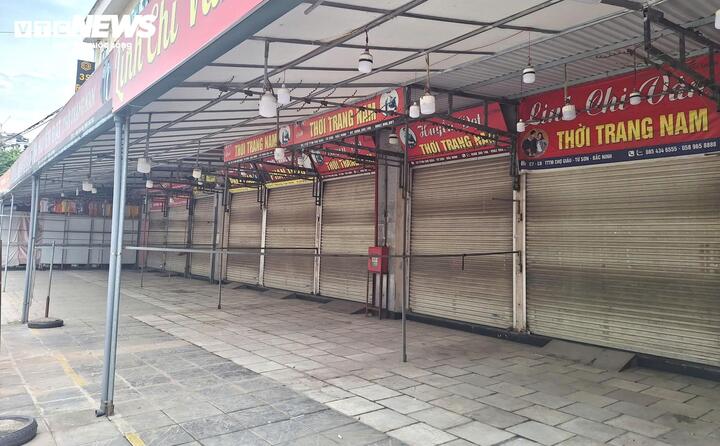Hàng loạt ki ốt kinh doanh trong chợ Đọ (Bắc Ninh) đóng cửa. (Ảnh: Văn Chương)