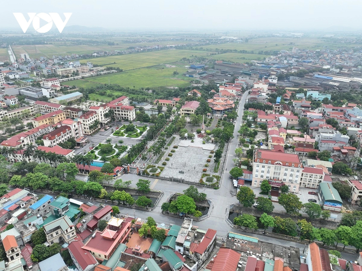 ស្រុក Ý Yên មានផ្ទៃដី ២៤១ គីឡូម៉ែត្រក្រឡា។