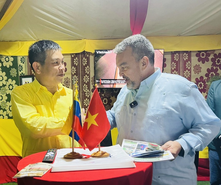 ĐS Vũ Trung Mỹ tiếp, trao đổi với Thị trưởng Rafael Torrealba tại gian hàng Việt Nam trong khuôn khổ Hội chợ quốc tế PAEZ 2025.