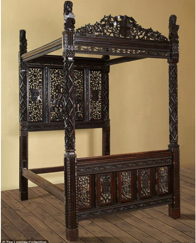 Giường gỗ trị giá 645 tỷ đồng vô tình bị bỏ lại trong bãi đậu xe của một khách sạn ở Chester, vương quốc Anh. (Ảnh: Dailymail)