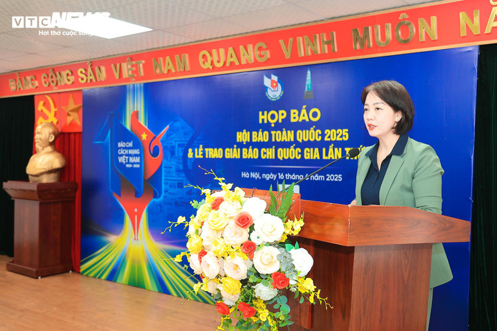 Bà Lê Mỹ Ái Linh - Quyền Giám đốc Trung tâm văn hóa báo chí, Phó Trưởng ban Thường trực Hội Báo toàn quốc năm 2025 phát biểu tại họp báo. (Ảnh: Viên Minh)