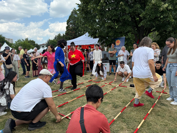 Nhảy sạp - điệu nhảy truyền thống đã thu hút sự tham gia hào hứng của người dân sở tại.