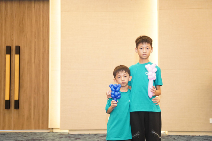 Hai anh em Võ Lê Quang Vỹ (12 tuổi) và Võ Lê Quang Đại (7 tuổi)