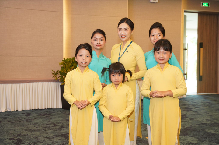 Các em nhỏ được búi tóc, trang điểm và mặc trang phục của Tiếp viên hàng không.