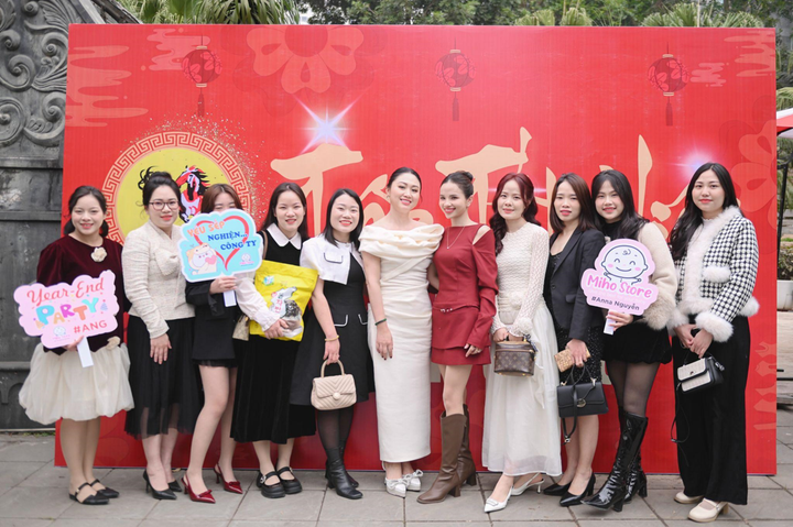 CEO Anna Nguyễn bên đội ngũ nhân viên của Miho Store.