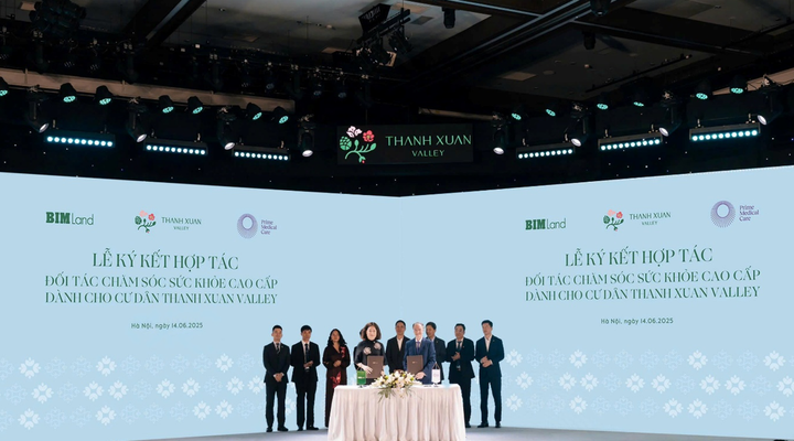 Đại diện BIM Land và PMC ký thỏa thuận hợp tác triển khai trung tâm chăm sóc sức khỏe tại Thanh Xuan Valley. (Ảnh: BIM Land)