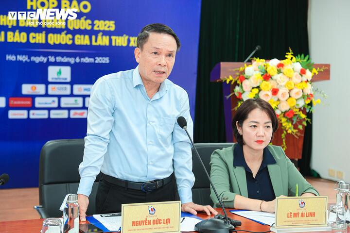 Ông Nguyễn Đức Lợi, Phó Chủ tịch Thường trực Hội Nhà báo Việt Nam, Phó Chủ tịch Thường trực Hội đồng Giải Báo chí Quốc gia trả lời câu hỏi của phóng viên. (Ảnh: Viên Minh)