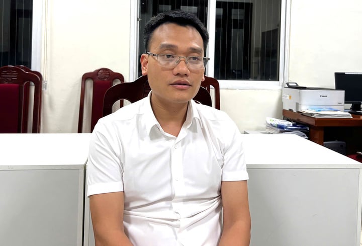 Phạm Đình Tuấn tại cơ quan công an.