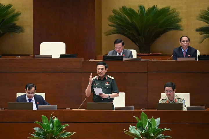 Đại tướng Phan Văn Giang, Bộ trưởng Bộ Quốc phòng giải trình, làm rõ ý kiến các ĐBQH nêu khi thảo luận về dự án Luật Tham gia lực lượng gìn giữ hòa bình của Liên Hợp Quốc. (Ảnh: Quốc hội)