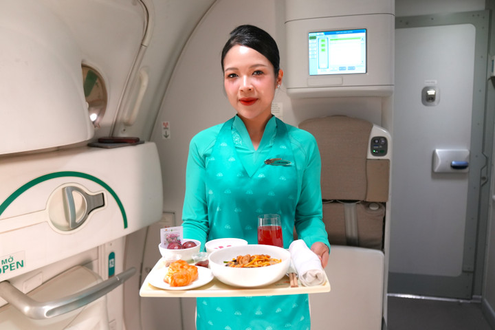 Tiếp viên Vietnam Airlines phục vụ suất ăn đặc biệt với mận hậu Sơn La – nông sản đạt chuẩn VietGAP – trong chiến dịch quảng bá ẩm thực vùng miền trên không.