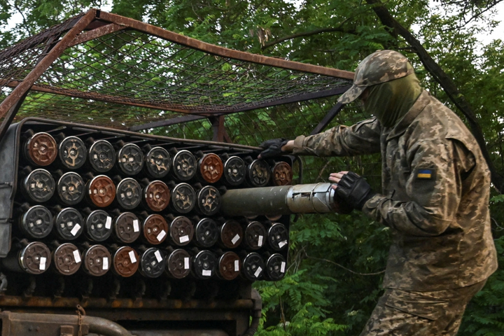 Binh lính Ukraine chuẩn bị khai hỏa về phía quân đội Nga trên tiền tuyến ở Zaporizhzhia. (Ảnh: Reuters)