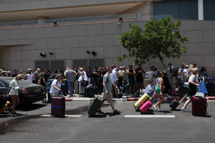 Những người có quốc tịch nước ngoài tập trung để rời khỏi Israel, trên xe buýt qua Ai Cập, sau một cuộc tấn công bằng tên lửa từ Iran, tại Tel Aviv, Israel, ngày 17/6. (Ảnh: Reuters)