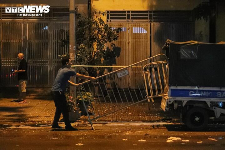 Lực lượng chức năng phong tỏa hiện trường khu vực xảy ra vụ nổ. (Ảnh: Viên Minh)