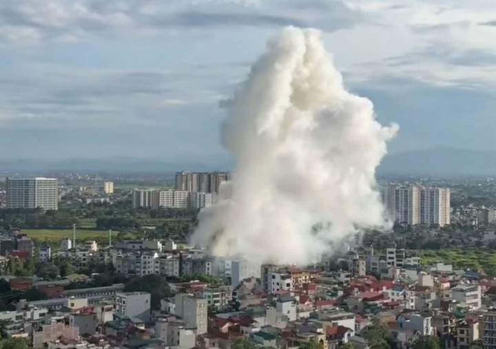 Ngọn khói bốc cao ngùn ngụt.