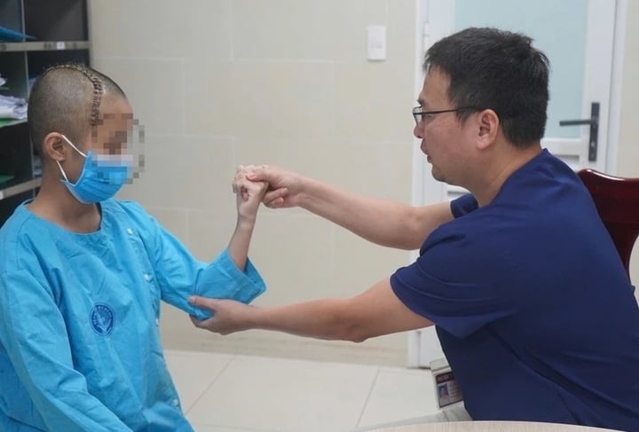 Bệnh nhi được kiểm tra sức tay sau hồi phục. (Ảnh: BVCC)