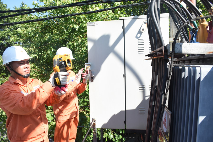 EVNHANOI nỗ lực vận hành, đảm bảo cấp điện cao điểm hè 2025.