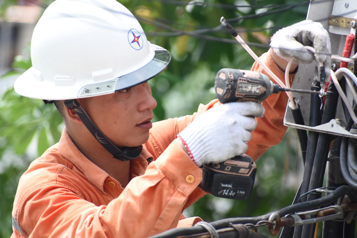 EVNHANOI bố trí lực lượng ứng trực để khẩn trương xử lý tiếp xúc và cân đảo pha.