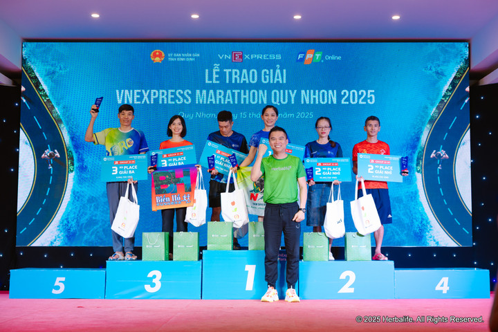 Ông Nguyễn Thành Đạt, Giám đốc truyền thông Cấp cao Herbalife Việt Nam, Campuchia và Thái Lan trao giải cho các VĐV đoạt giải.