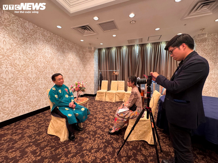 Ekip HONTO TV phỏng vấn thống đốc tỉnh Kanagawa trong một sự kiện.