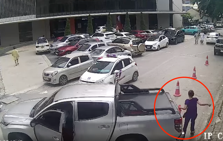 Nữ bệnh nhân đi bộ trong bệnh viện bị xe bán tải tông trúng. (Ảnh cắt từ clip)