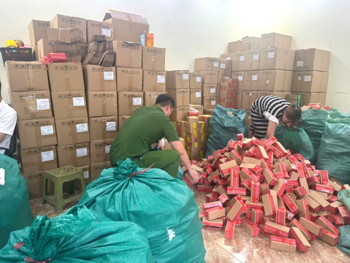 Công an tỉnh Ninh Bình kiểm tra kho hàng của Công ty TNHH Hải Sen.