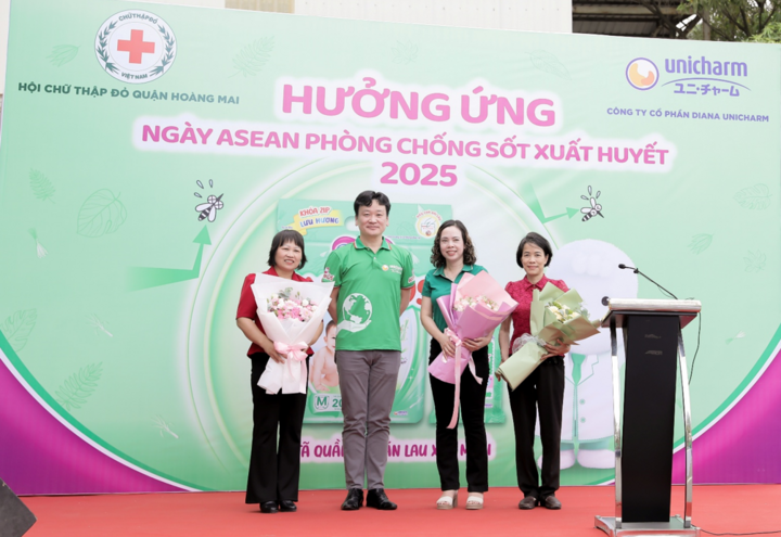 Ông Takahiro Okada – Tổng Giám đốc Diana Unicharm – cùng đại diện Trung tâm Y tế và Hội chữ thập đỏ quận Hoàng Mai phát động hưởng ứng ngày Asean phòng chống sốt xuất huyết.
