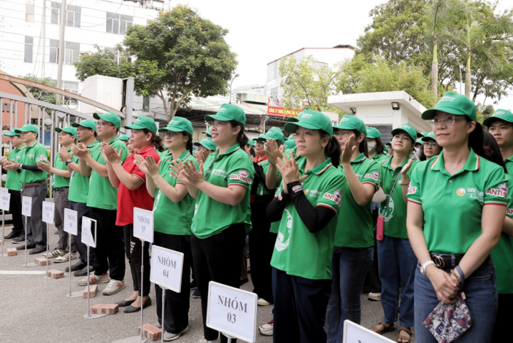 Hàng trăm nhân viên Diana Unicharm cùng nhân viên y tế địa phương đồng loạt ra quân tổng vệ sinh môi trường, phòng chống sốt xuất huyết.