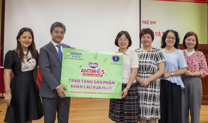 Ông Makoto Anezaki - Giám đốc Marketing Diana Unicharm – trao ủng hộ tới Cục Bà mẹ - Trẻ em, Bộ Y tế. (Ảnh: Diana Unicharm)