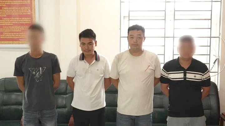 Tài xế xe ôm và taxi (áo trắng) tại cơ quan công an.