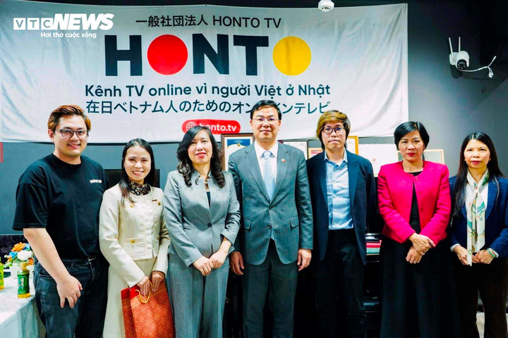 Thứ trưởng Ngoại giao Lê Thị Thu Hằng và Đại sứ Việt Nam tại Nhật Bản Phạm Quang Hiệu thăm và làm việc tại văn phòng HONTO TV.