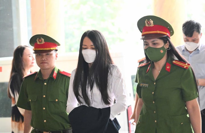 Một em gái của ông Trịnh Văn Quyết bị dẫn giải tới toà.