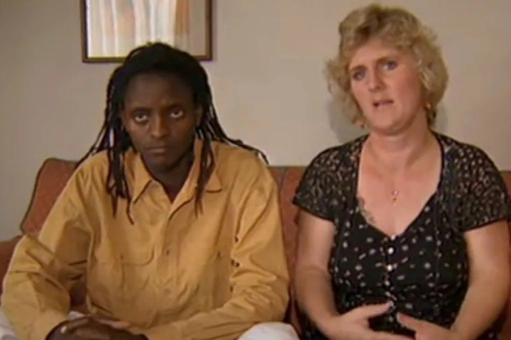 Người phụ nữ Anh bỏ chồng và ba con để theo trai tân rồi sống trong hối hận.