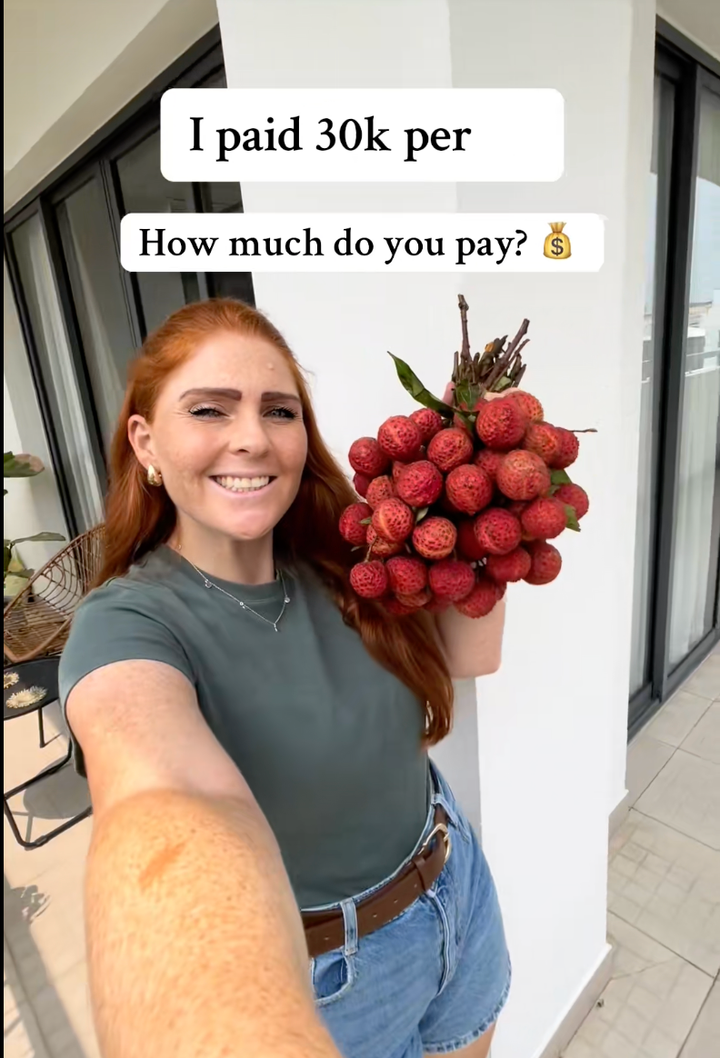 Sốt clip cô gái Tây cười tít khoe chùm vải ngon mua với giá 30 nghìn đồng/kg - 1