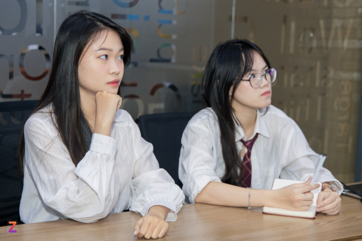 多くの人は、学校のランキングや評判が若者の就職機会に影響を与えると考えています。(写真:フォン・ラム)