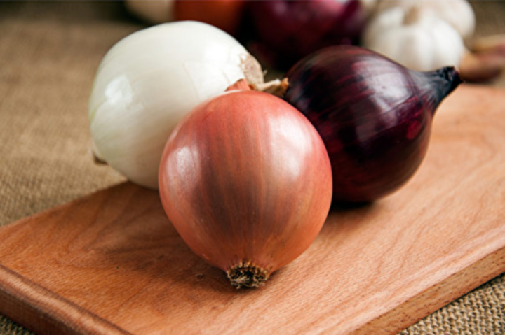 Hành tây là một trong những loại rau củ được tiêu thụ phổ biến nhất (Ảnh: Shutterstock)