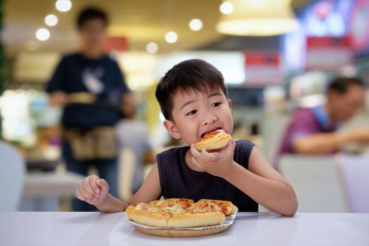 Trẻ ăn bữa chưa cân đối, thiếu rau quả và đa dạng thực phẩm.