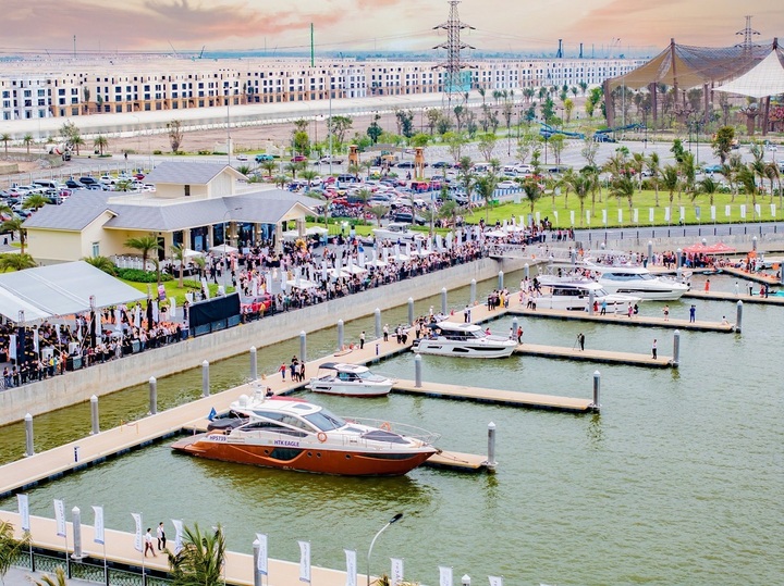 Bến du thuyền Vinhomes Royal Island là cửa ngõ đưa dòng khách khổng lồ từ các hành trình khám phá vịnh Hạ Long, quần đảo Cát Bà… đến với Shoptel Isla Bella.