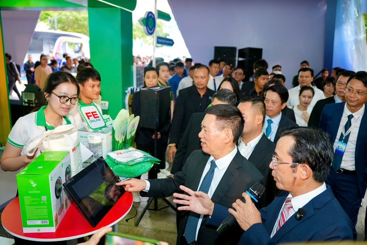 Phó Thủ tướng Hồ Đức Phớc tham quan VPBank Cashless City.