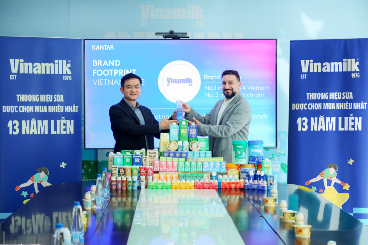 Ông Nguyễn Quang Trí (bên trái) đại diện Vinamilk đón nhận danh hiệu Thương hiệu sữa được chọn mua nhiều nhất năm thứ 13 liên tiếp. (Ảnh: Nguyên Phương)