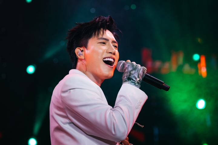 Anh Tú Voi Bản Đôn “cháy” cùng khán giả.