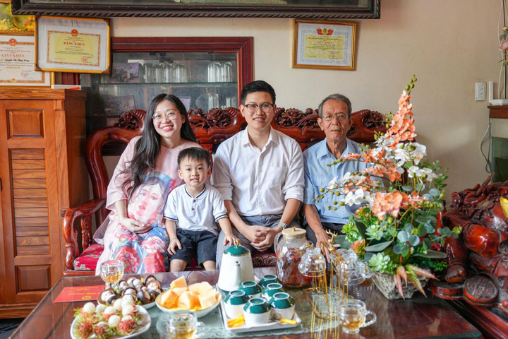 Gia đình anh Nguyễn Bá Quyền trúng xe VF 3 ngay trước khi đón thành viên mới.