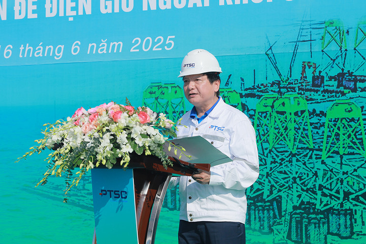 Ông Lê Anh Chiến – Phó Trưởng ban phụ trách, Ban Tuyên giáo và Dân vận Đảng ủy Tập đoàn - công bố Quyết định khen thưởng tập thể đã có đóng góp vào thành công của dự án.