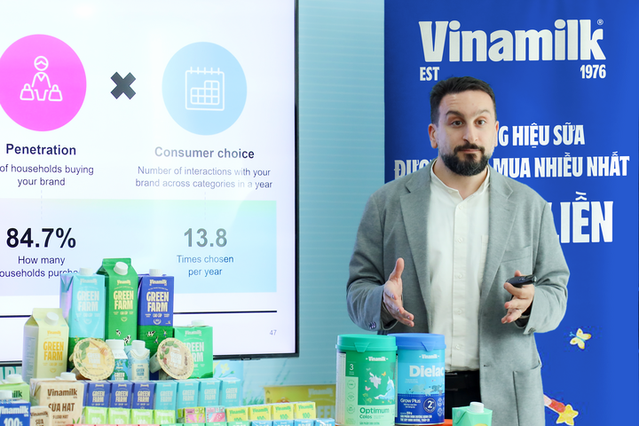 Ông Peter Christou - Tổng giám đốc Kantar Vietnam, Worldpanel Division - chia sẻ về kết quả của báo cáo Dấu chân thương hiệu. (Ảnh: Nguyên Phương)
