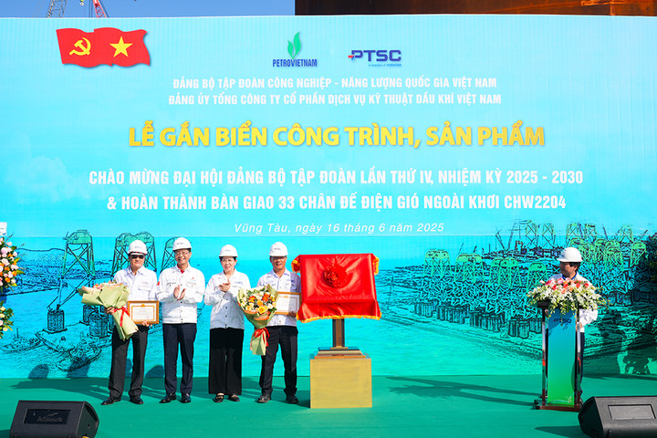 Bà Lê Thị Thủy, Ủy viên Ban Chấp hành Trung ương Đảng, Phó Bí thư Đảng ủy Chính phủ và ông Trần Quang Dũng, Phó Bí thư Thường trực Đảng ủy Petrovietnam trao quyết định và tặng hoa chúc mừng tập thể PTSC.